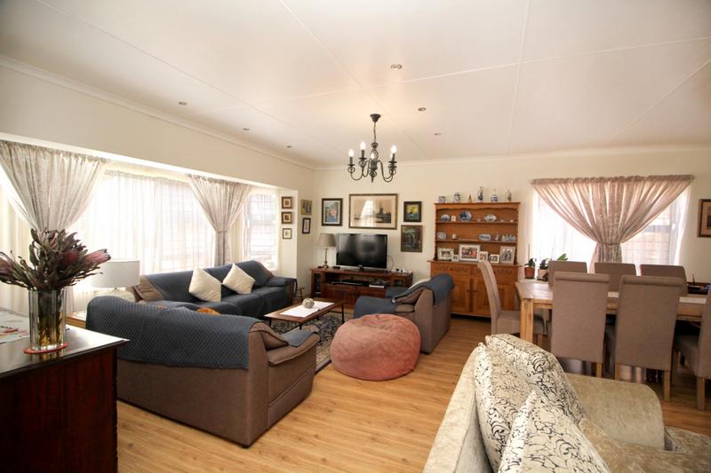 4 Bedroom Property for Sale in Fraaiuitsig Western Cape